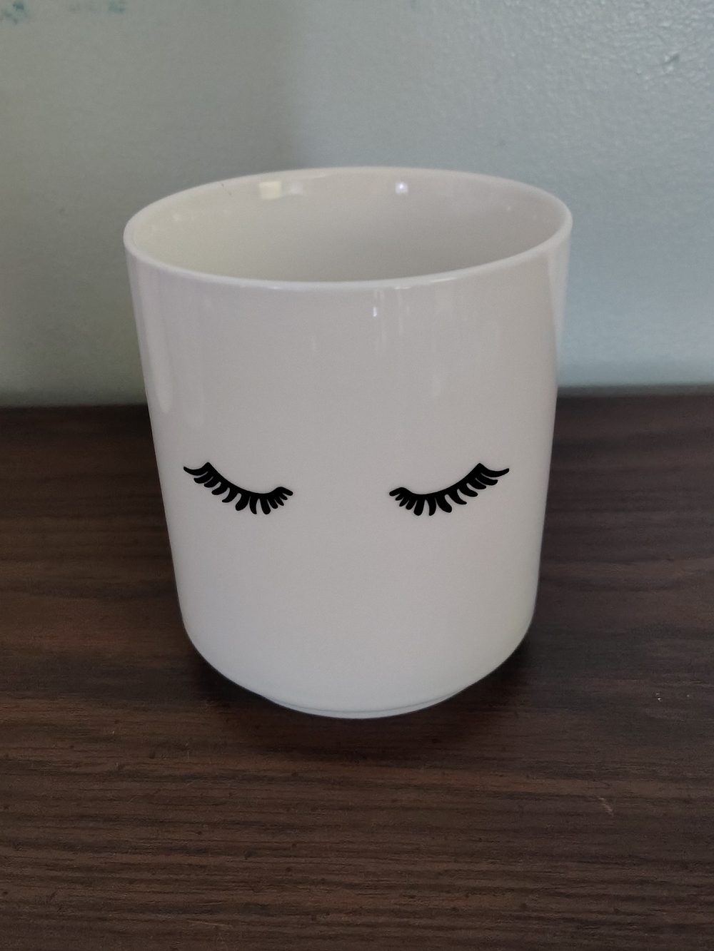 White Ceramic Eyelash Accent Planter